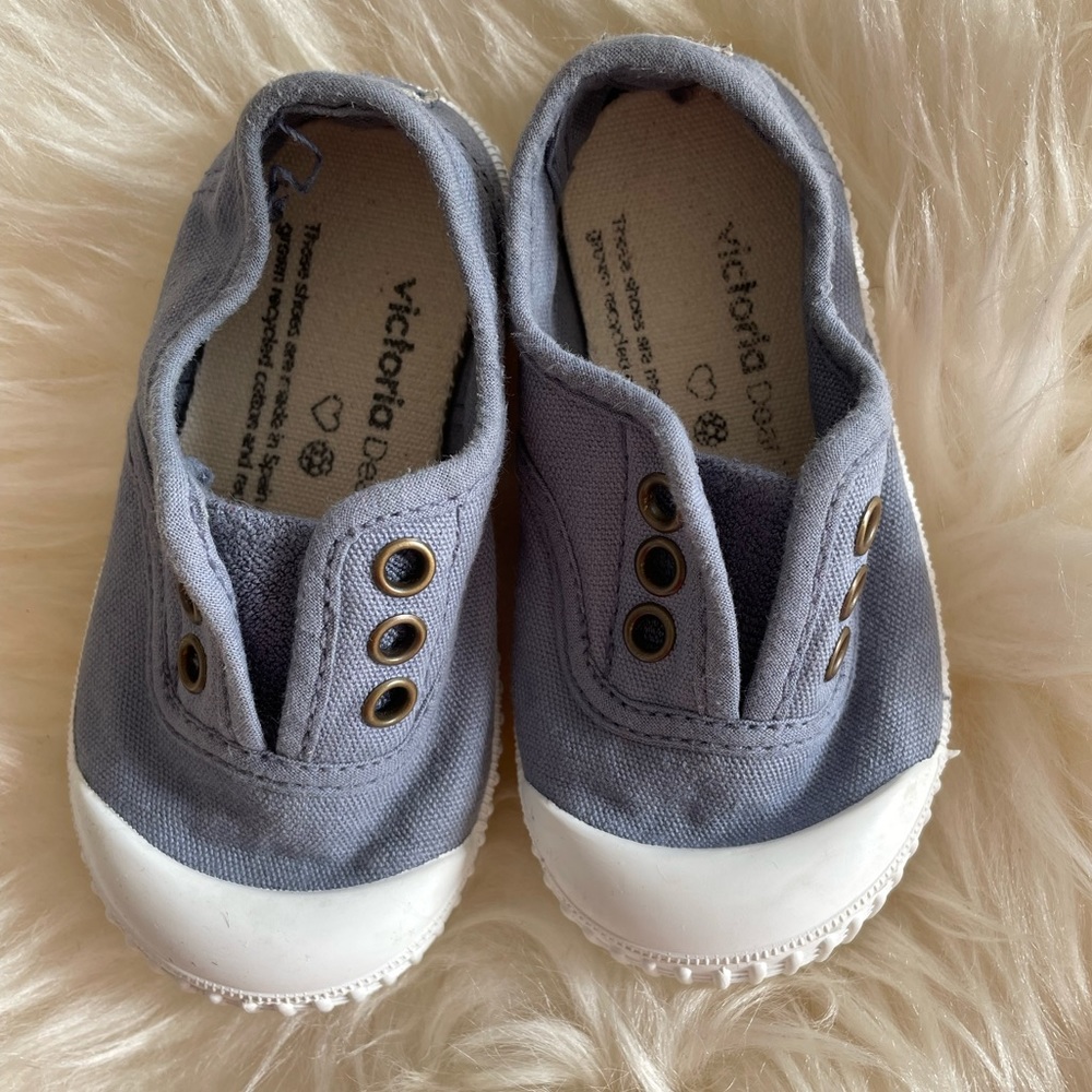 NEW Victoria Sneakers